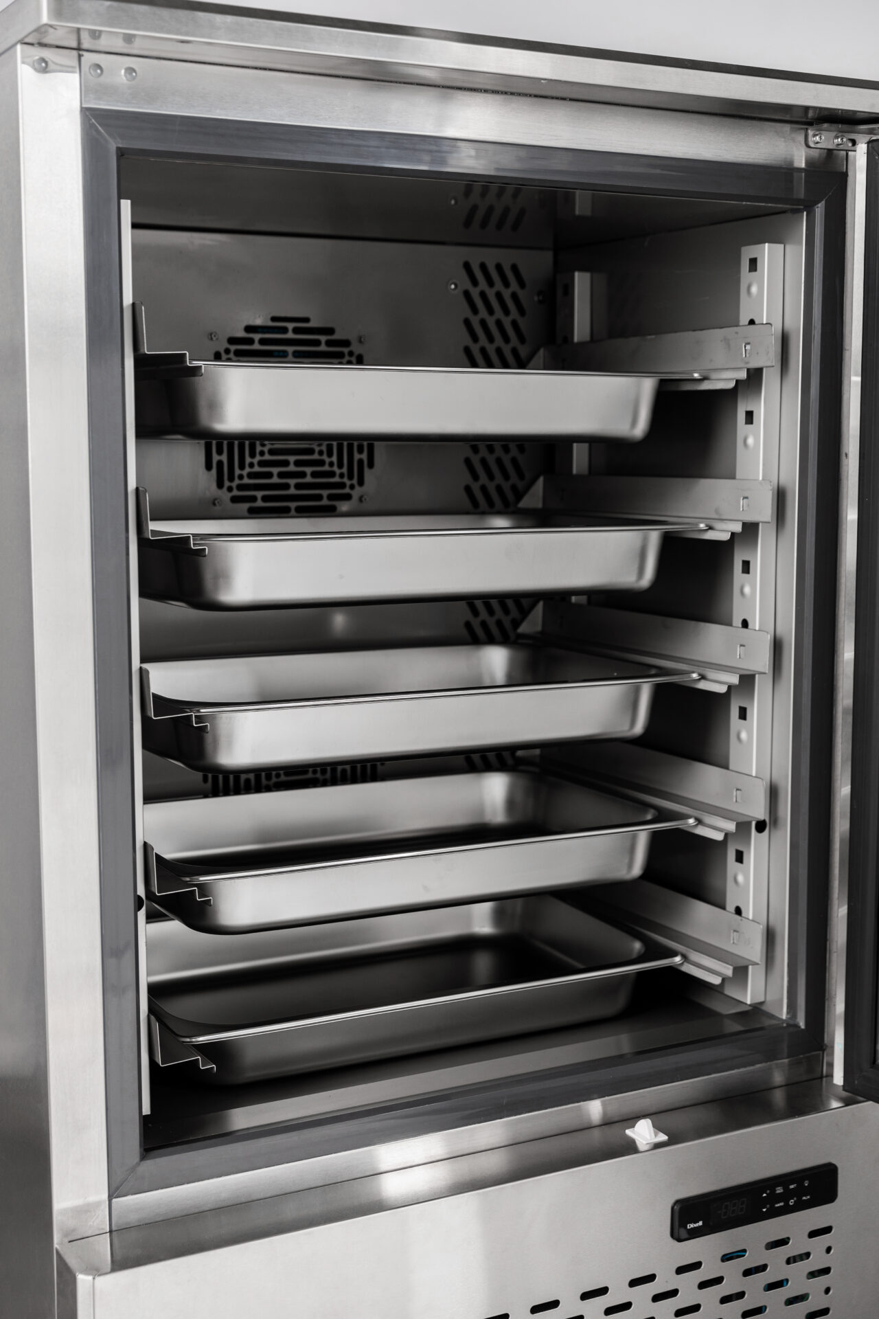 Abbattitore per gastronomia capacità 10 x GN1/1 or 10 x EN 60x40  capacità refrigerante 40 kg / +3 °C 28 kg / -18 °C @ +90 °C