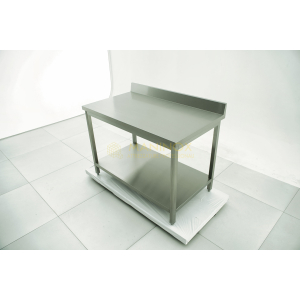 Tavolo in acciaio inox con alzatina e ripiano sottostante