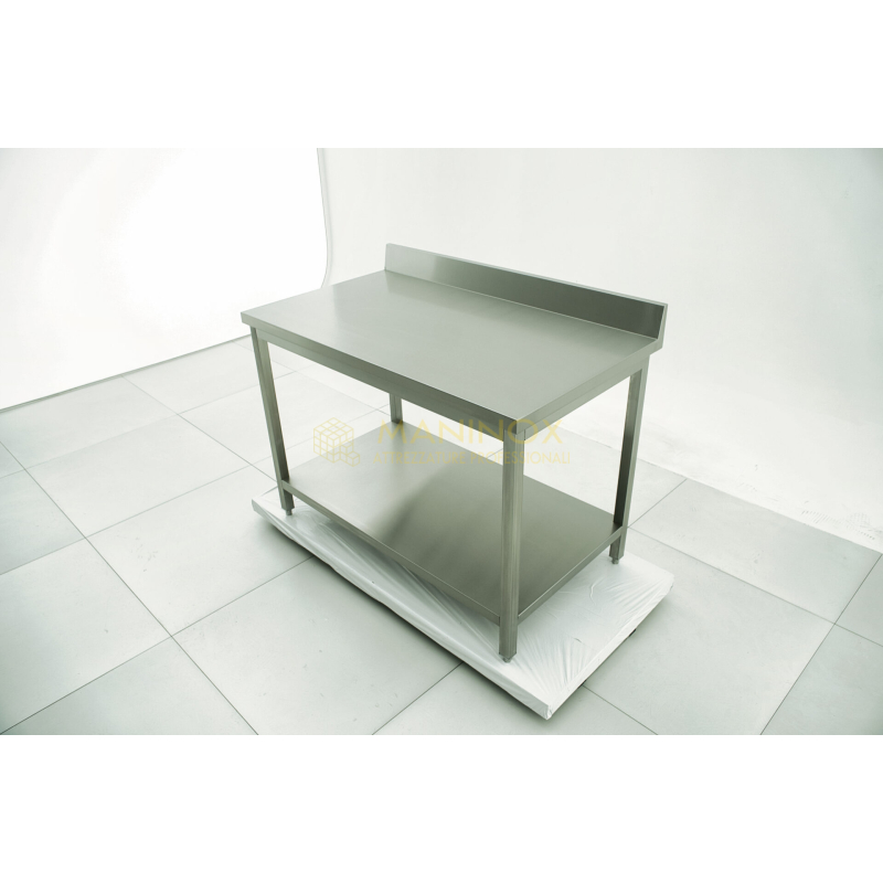 Tavolo in acciaio inox con alzatina e ripiano sottostante